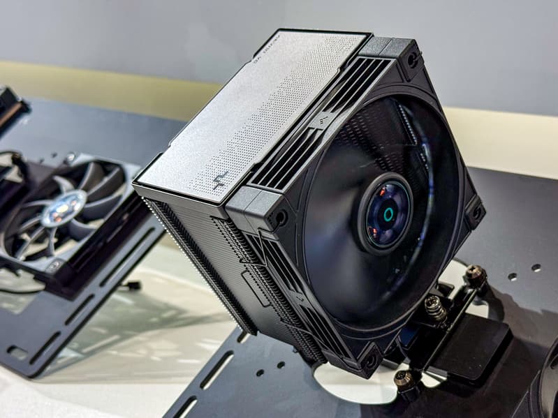 DeepCool показала на Computex 2026 кулеры с испарительной камерой VC 2.0, СЖО с изогнутым AMOLED-экраном на 6,67 дюйма и «аквариумы»  - 3